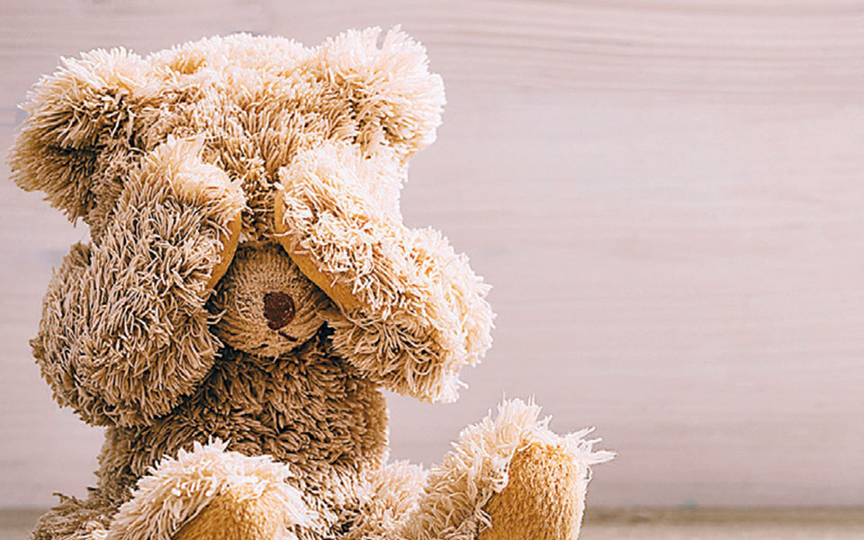 ενα-μικρό-λούτρινο-αρκουδάκι-δεμένο-π-2357116