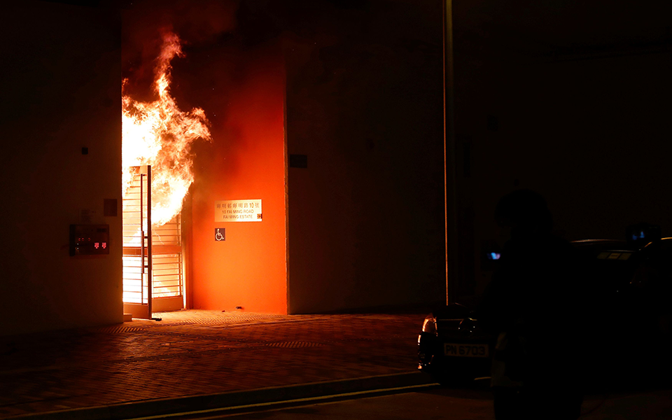 χονγκ-κονγκ-διαδηλωτές-έριξαν-μολότο-2360269