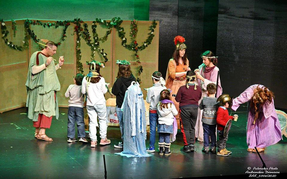 μια-γιορτινή-θεατρική-παράσταση-από-τ-2356683