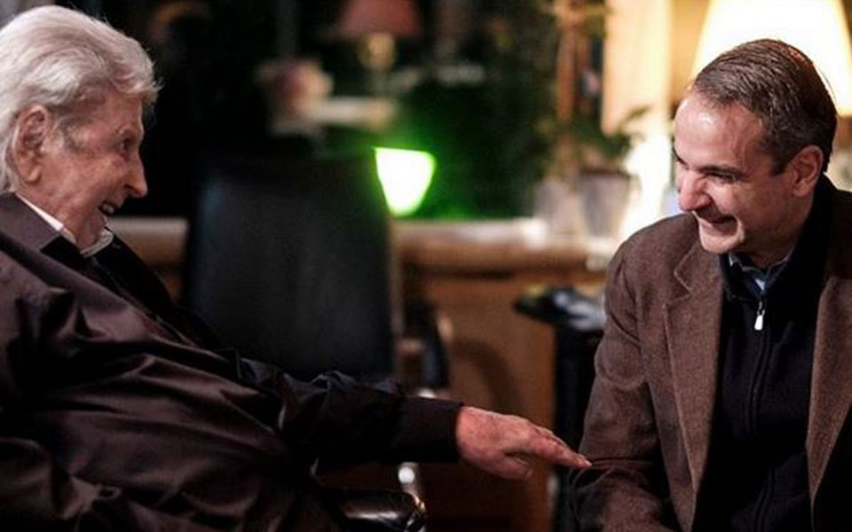 ο-κυρ-μητσοτάκης-στην-οικία-του-μίκη-θε-2358977