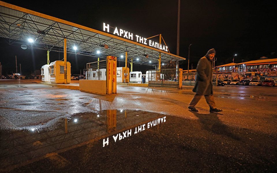 η-αρχή-της-ελπίδας-φώτισε-το-πέραμα-2365952