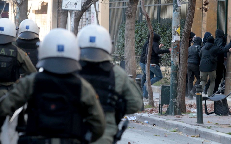 επίθεση-κουκουλοφόρων-με-πέτρες-κατά-2365543