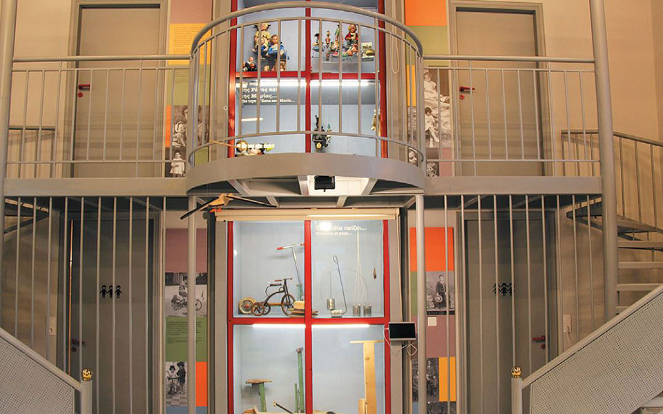 τα-παιδία-παίζει-τόπια-και-πλαγγόνες-2361396