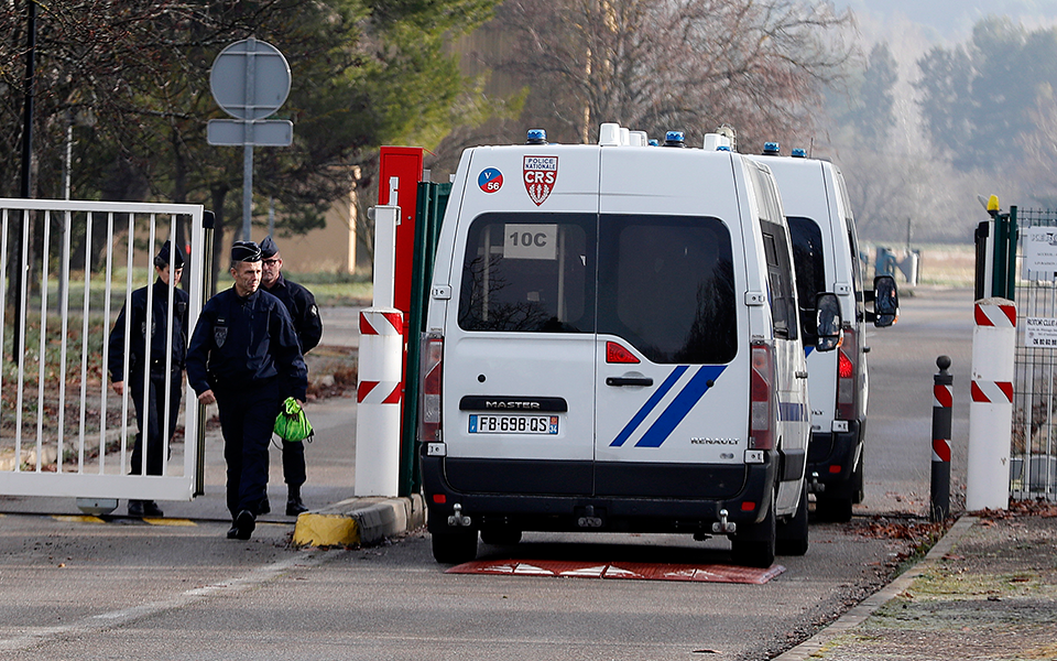 στη-γαλλία-το-αεροσκάφος-από-τη-γουχάν-2361376