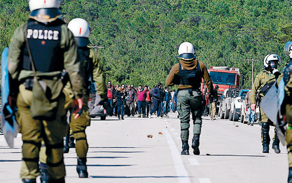 λέσβος-ενταση-και-συμπλοκές-οδοφράγμ-2365466