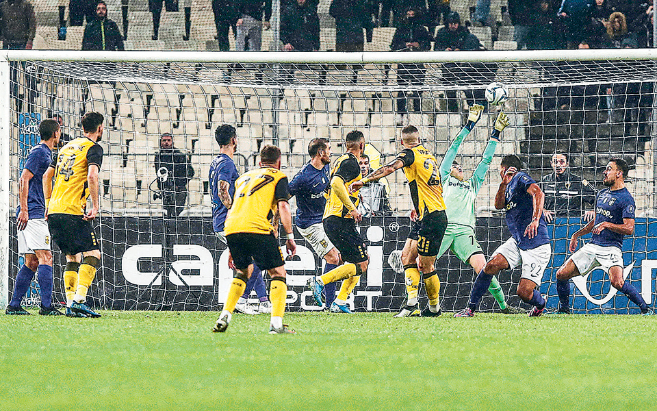 ποδόσφαιρο-τελική-ευθεία-γεμάτη-κίν-2363348