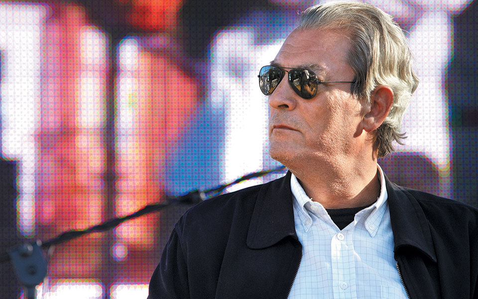 δύο-άνδρες-αντιμέτωποι-με-χάρτινους-ή-2365074