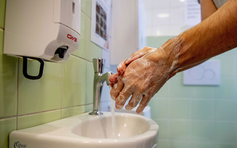 κορωνοϊός-μόνη-ασπίδα-τα-αυστηρά-μέτρ-2366052