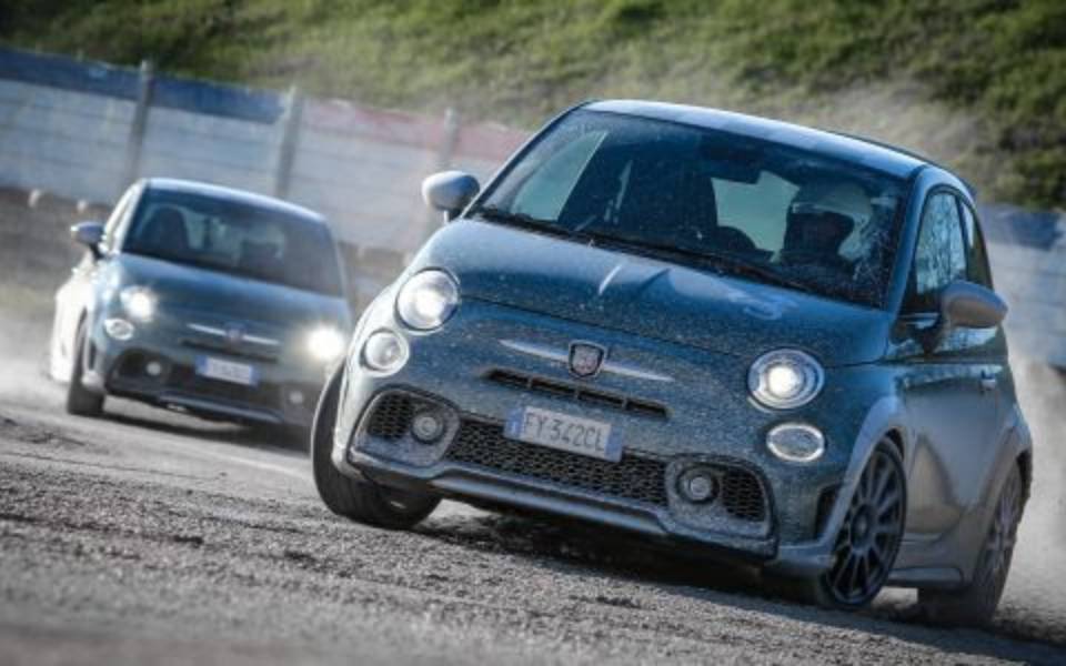 πρόσκληση-σε-μονομαχία-με-όπλο-το-abarth-695-70-anniv-2364488