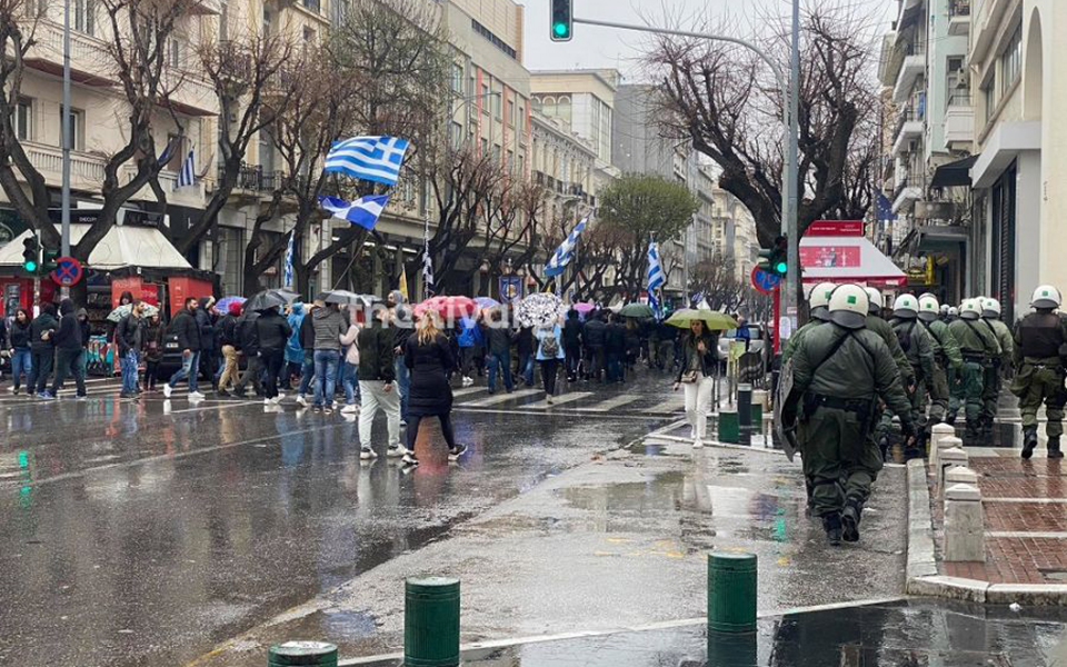 ενταση-σε-δύο-πορείες-υπέρ-και-κατά-των-2367278