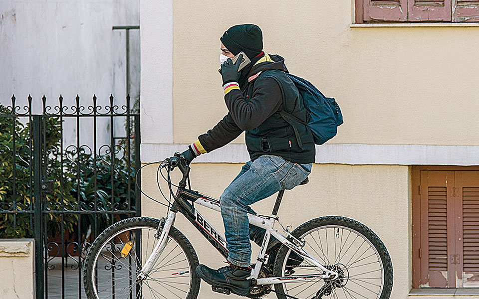 τη-μέρα-κίνηση-με-μέτρο-το-βράδυ-ερημιά-2370578