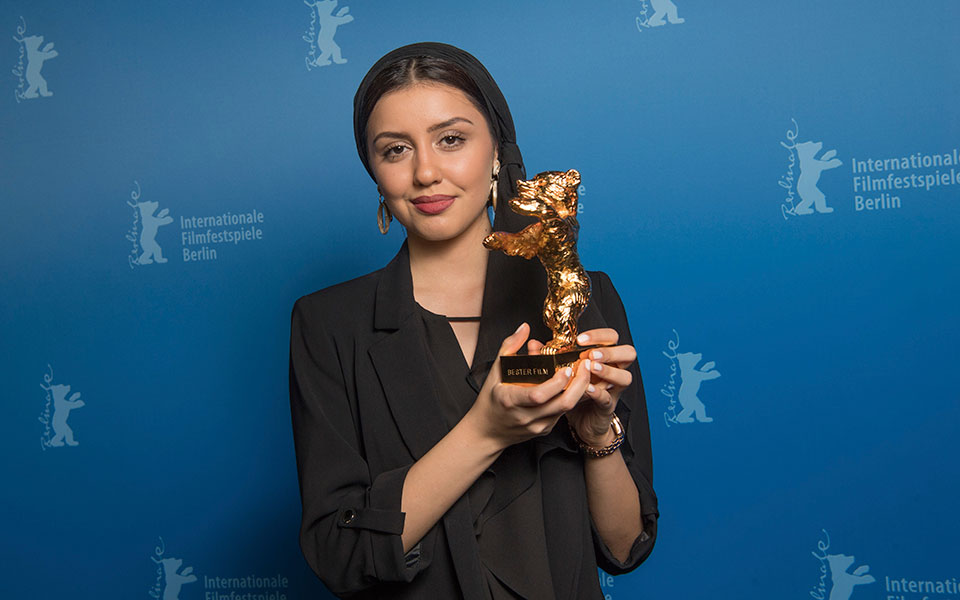 αυλαία-με-πολιτικό-χρώμα-2366280