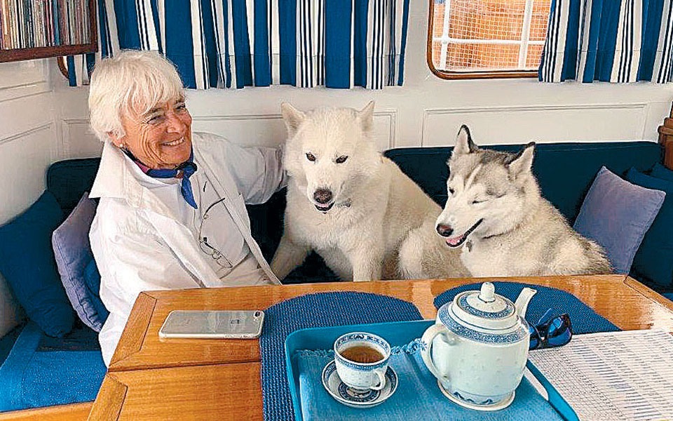 stayhome-αννίκα-μπαρμπαρίγου-υπομονή-και-θ-2370586