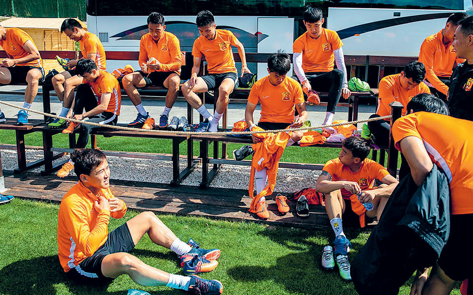 ποδόσφαιρο-καταδιωκόμενοι-από-τον-ιό-2369751