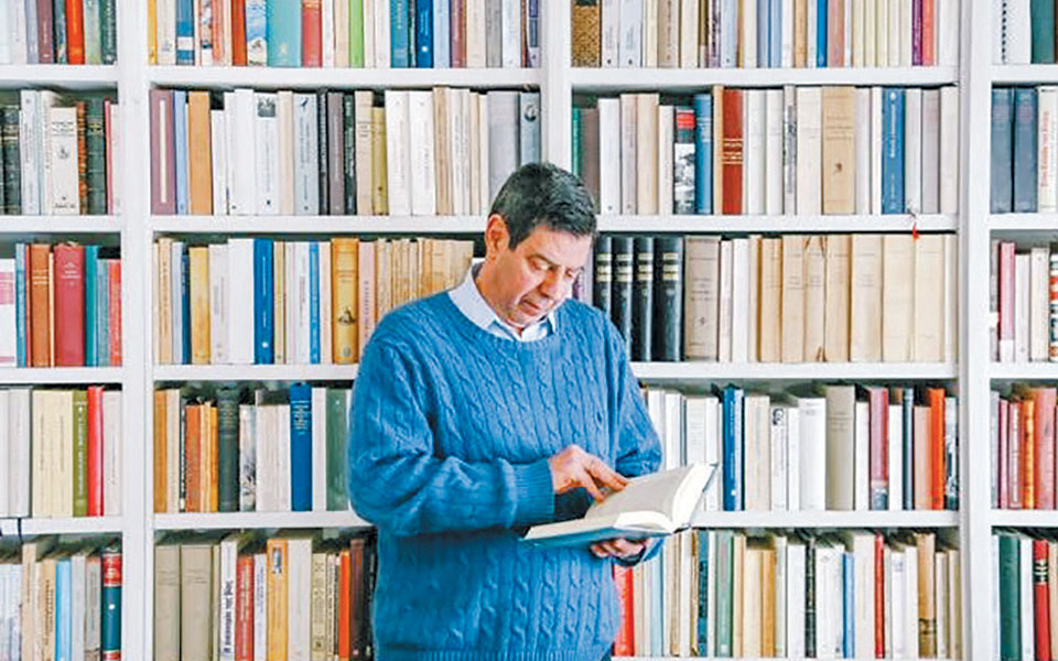 stayhome-κώστας-κωστής-το-παρόν-μάς-δίνει-τα-κ-2369740