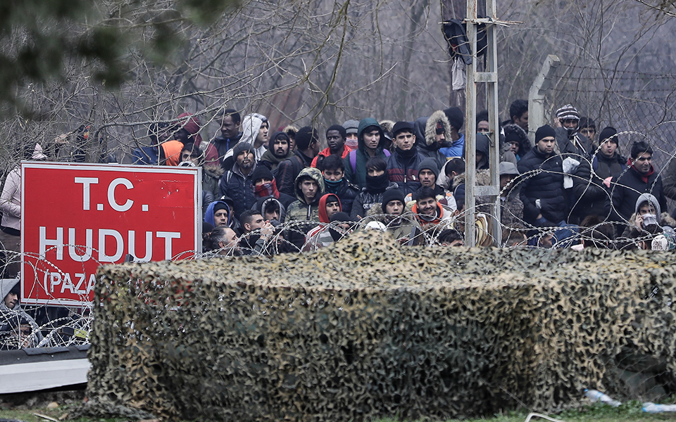 οηε-13-000-πρόσφυγες-και-μετανάστες-στα-ελλ-2366123