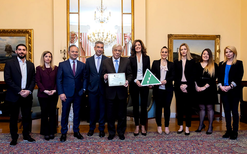 το-junior-achievement-greece-απένειμε-τιμητική-πλακέτα-στο-2368247