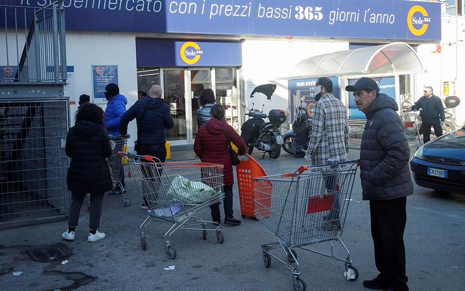 κορωνοϊός-επιδρομή-στα-σούπερ-μάρκετ-2367807
