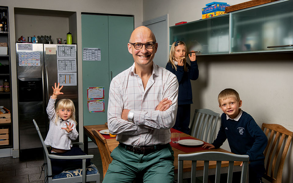 ο-μπαμπάς-θα-μείνει-στο-σπίτι-για-δουλε-2368134