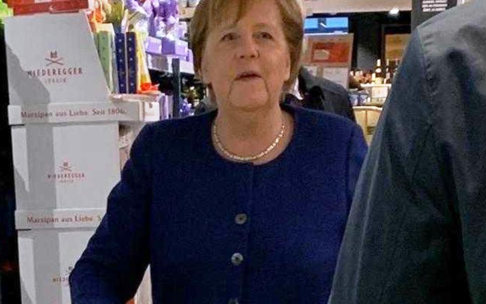 η-μέρκελ-στο-σούπερ-μάρκετ-με-μικρό-καλ-2369802