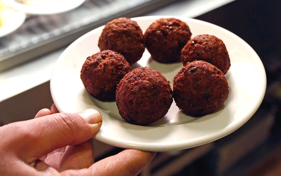 οι-κεφτέδες-στη-βιτρίνα-της-θεάτρου-2366688