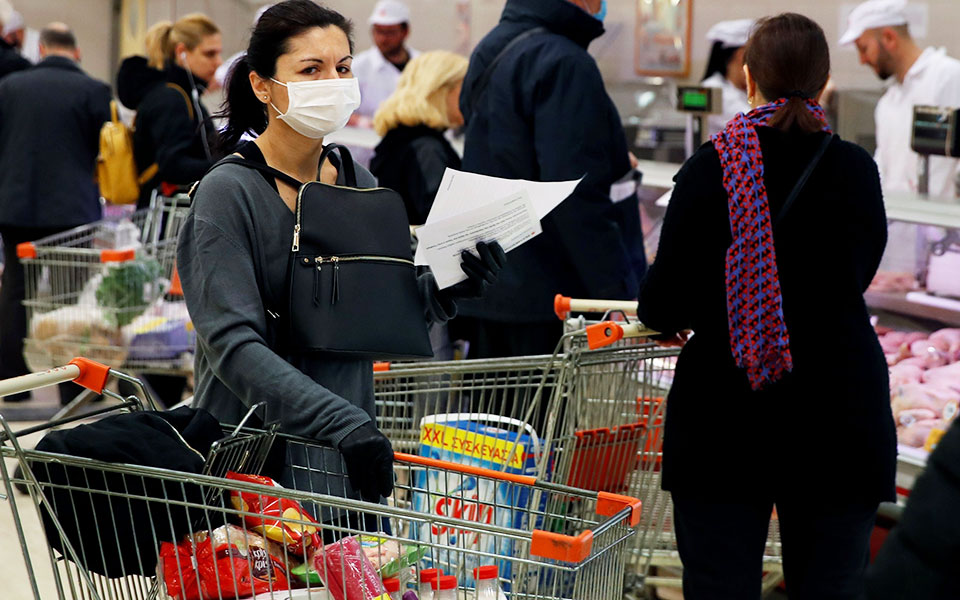 επί-τάπητος-η-χρήση-μάσκας-2372692