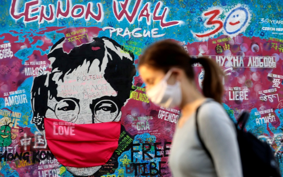 εκτεταμένη-χρήση-μάσκας-δείχνει-η-επό-2374746