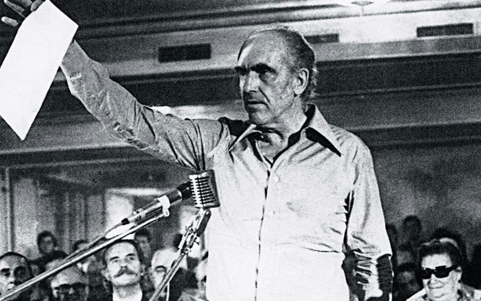 ο-ανδρ-παπανδρέου-ιδρύει-το-πασοκ-2373299