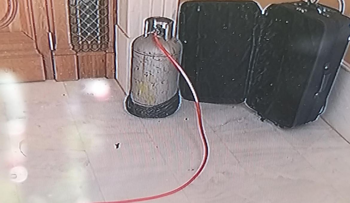 μια-βαλίτσα-με-φιάλη-υγραερίου-τα-ύποπ-2374505