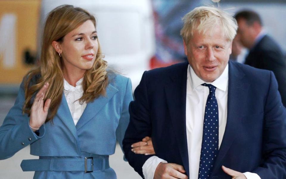 με-συμπτώματα-κορωνοϊού-η-έγκυος-μνησ-2372030