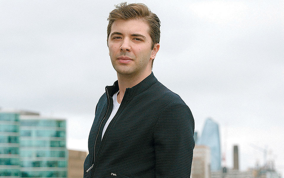 δ-γραμμένος-βλέμμα-στραμμένο-στο-αύρι-2371757