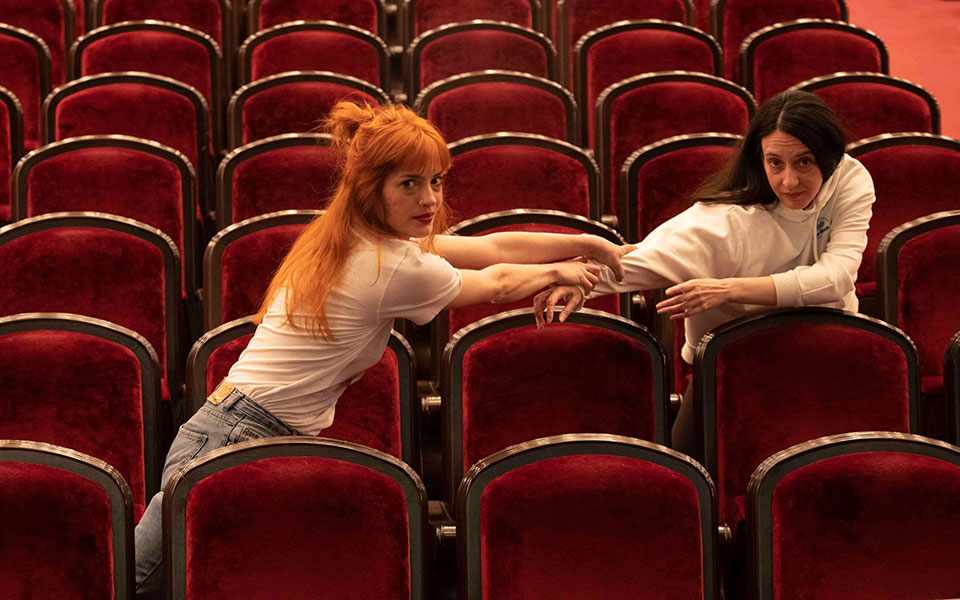 μια-ματιά-στα-παρασκήνια-μιας-παράστα-2375963