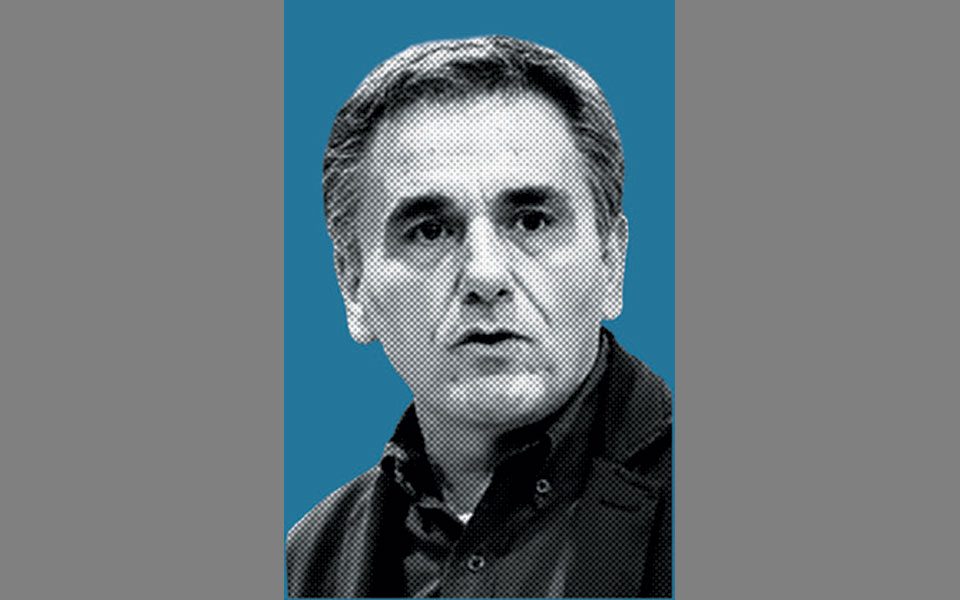 ευκλείδης-τσακαλώτος-μαξιλάρια-2372613