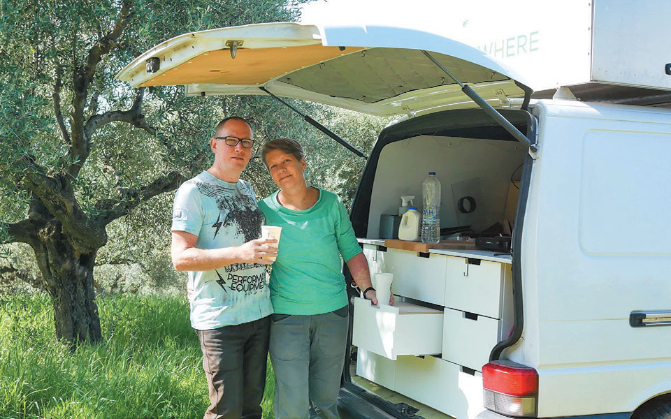 τυχεροί-που-εγκλωβιστήκαμε-εδώ-2374211