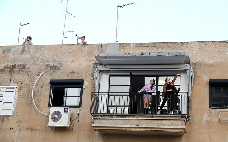 το-μπαλκόνι-η-ιστορία-και-η-μεγάλη-σημα-2371866