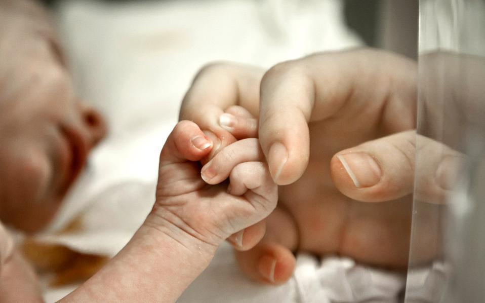 δεύτερο-βρέφος-γεννήθηκε-μολυσμένο-α-2373857