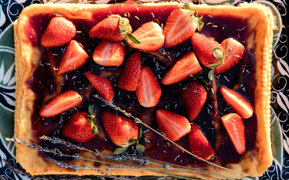 τυρογλυκό-με-σάλτσα-φράουλας-και-λεβά-2372810