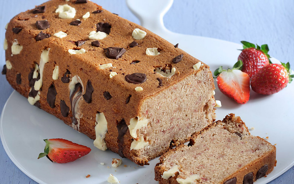 ζουμερό-κέικ-φράουλας-με-κομματάκια-σ-2375848