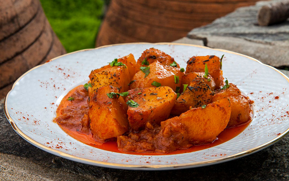 πατάτες-γιαχνί-με-κανέλα-δάφνη-και-ξερ-2372979