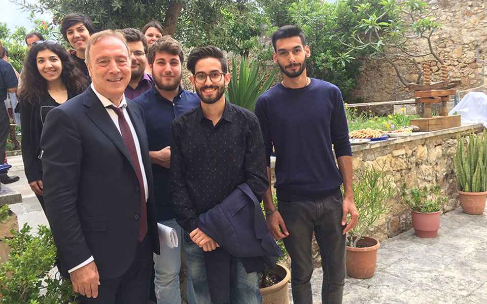 stayhome-νίκος-σταμπολίδης-ας-κλειστούμε-σπ-2372024