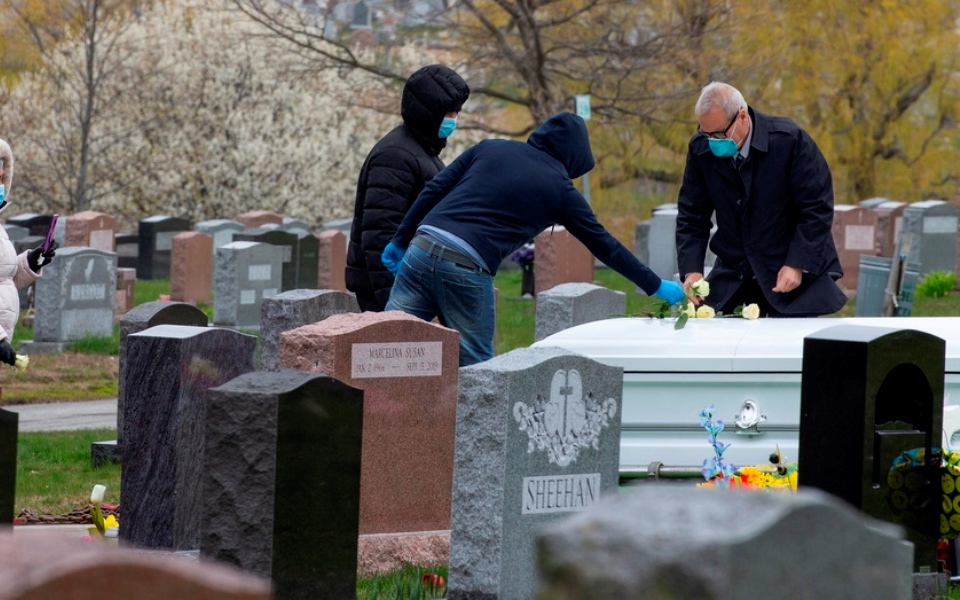 covid-19-σχεδόν-194-000-νεκροί-και-277-εκατομμύρια-κρ-2375144