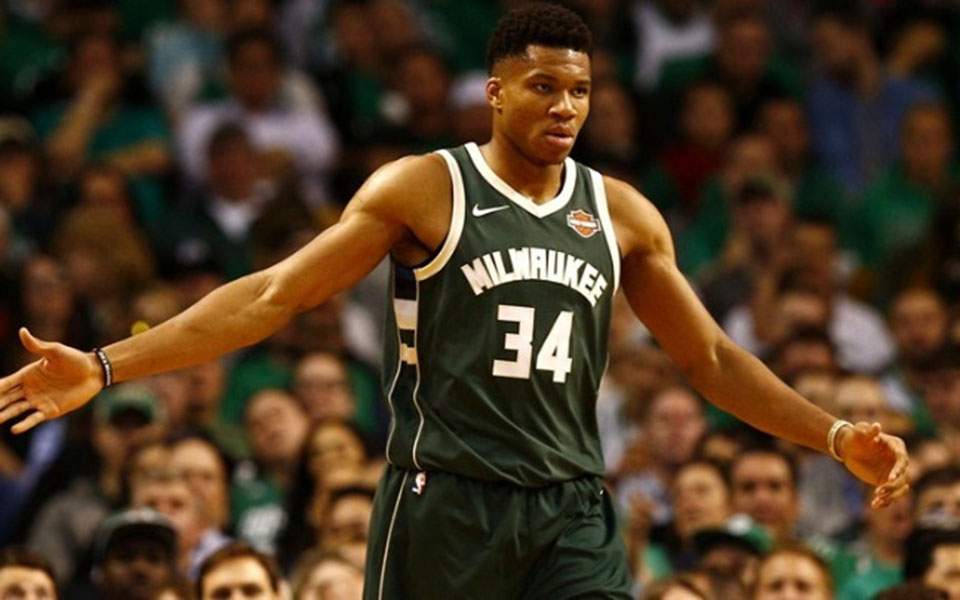 σε-δημοπρασία-υπογεγραμμένα-παπούτσ-2376134