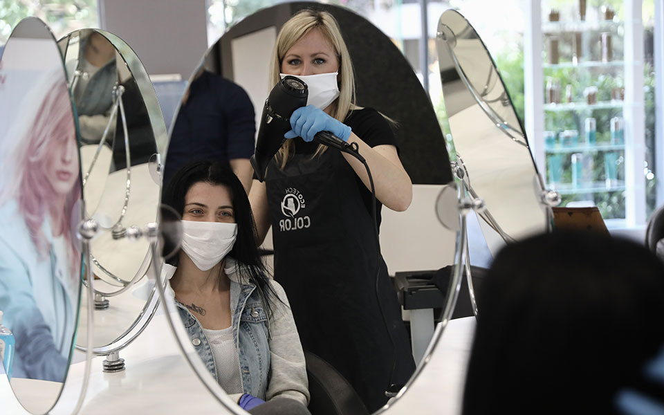 επιδρομή-στα-κομμωτήρια-και-στα-κουρ-2379616