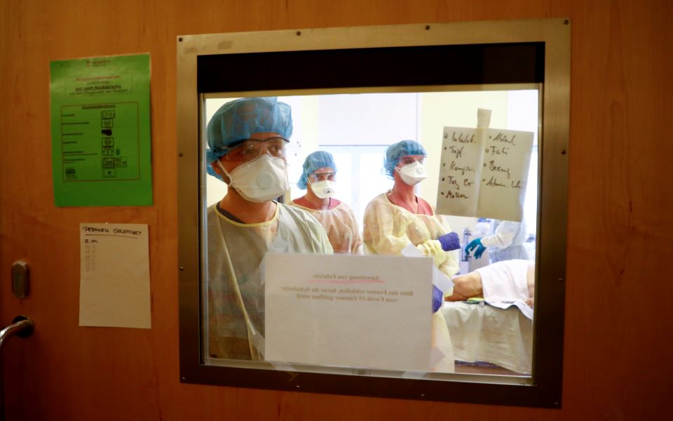 πάνω-από-176-000-τα-κρούσματα-κορωνοϊού-στη-γ-2379051