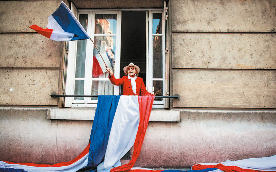 τραπεζάκια-έξω-2378044