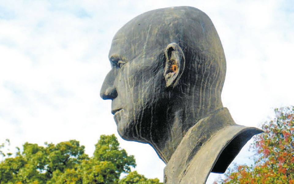 απομάκρυνση-της-προτομής-μητρόπουλο-2378025