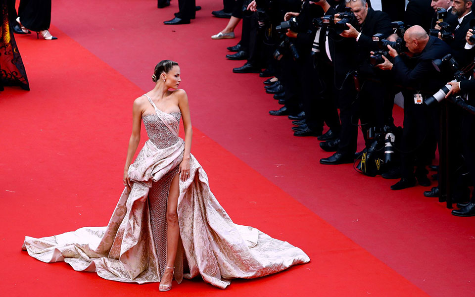 εκεί-που-θα-απλωνόταν-το-κόκκινο-χαλί-2377835