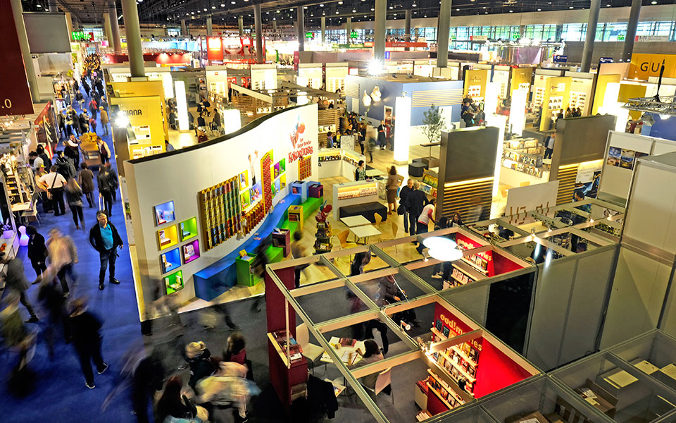 βιβλίο-στη-φρανκφούρτη-με-αποστάσει-2380628