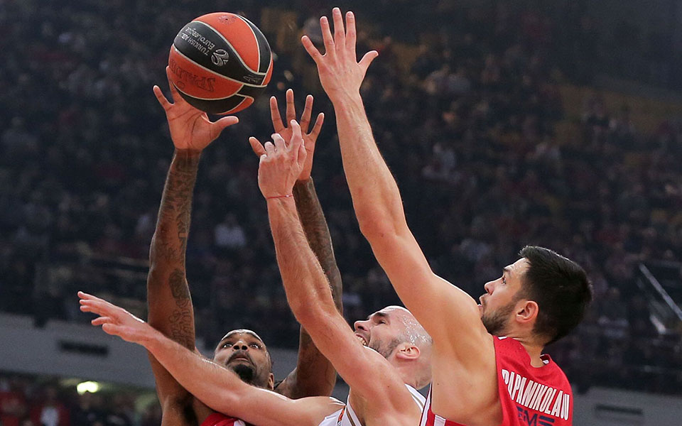 τοπίο-στην-ομίχλη-το-μπάσκετ-2378533