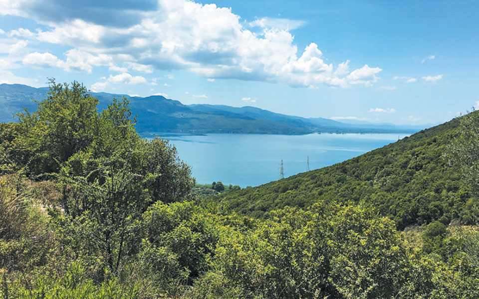 ενας-μακρινός-μάιος-ακίνητος-μέσα-στο-2376118